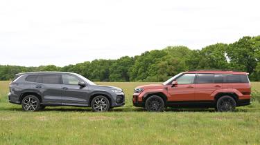 Hyundai Santa Fe и Volkswagen Tayron сбоку